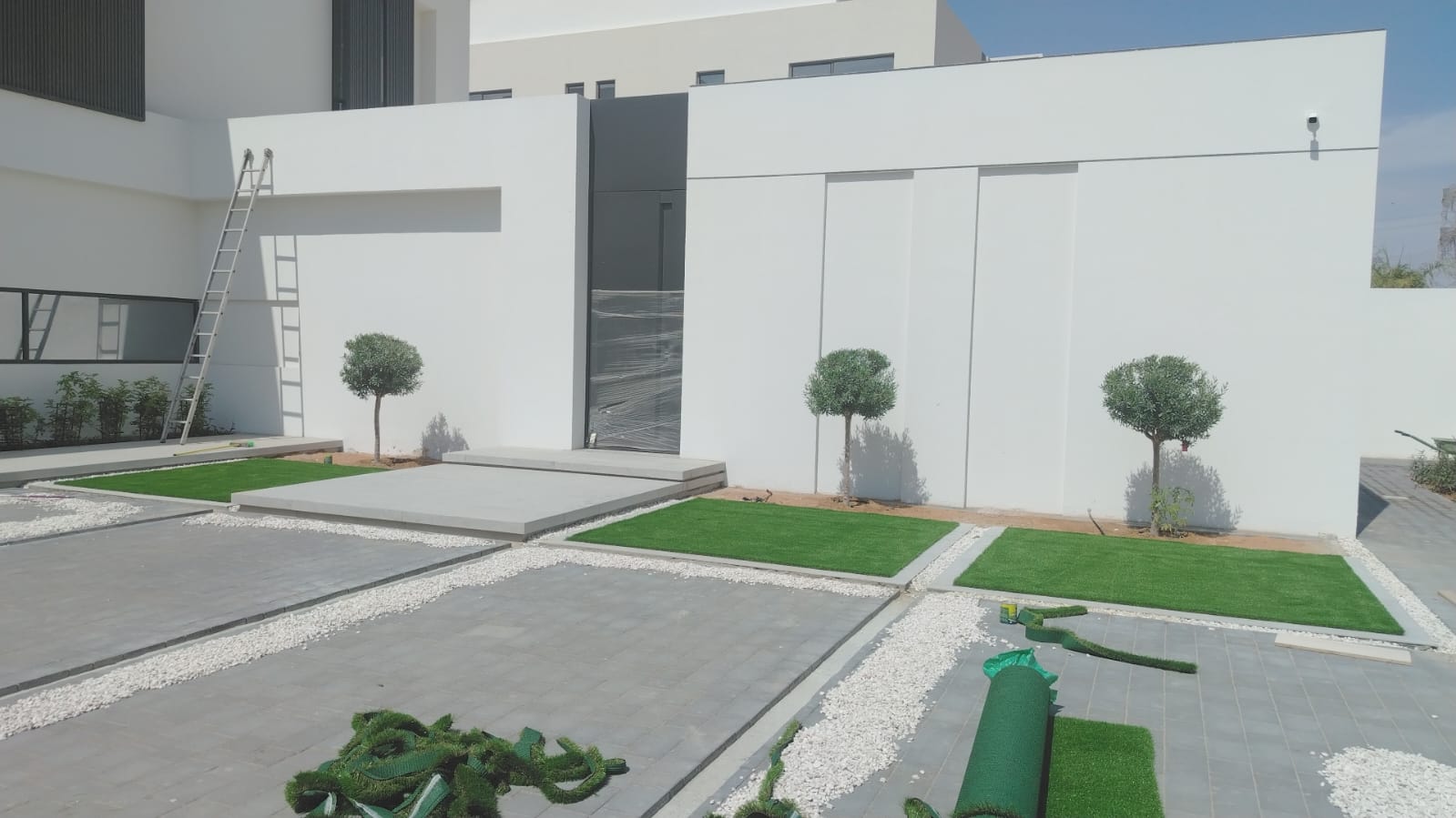 Modern luxury outdoor hardscaping in Dubai